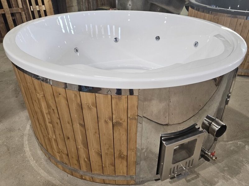 Le jacuzzi est chauffé au bois (pas terminé)